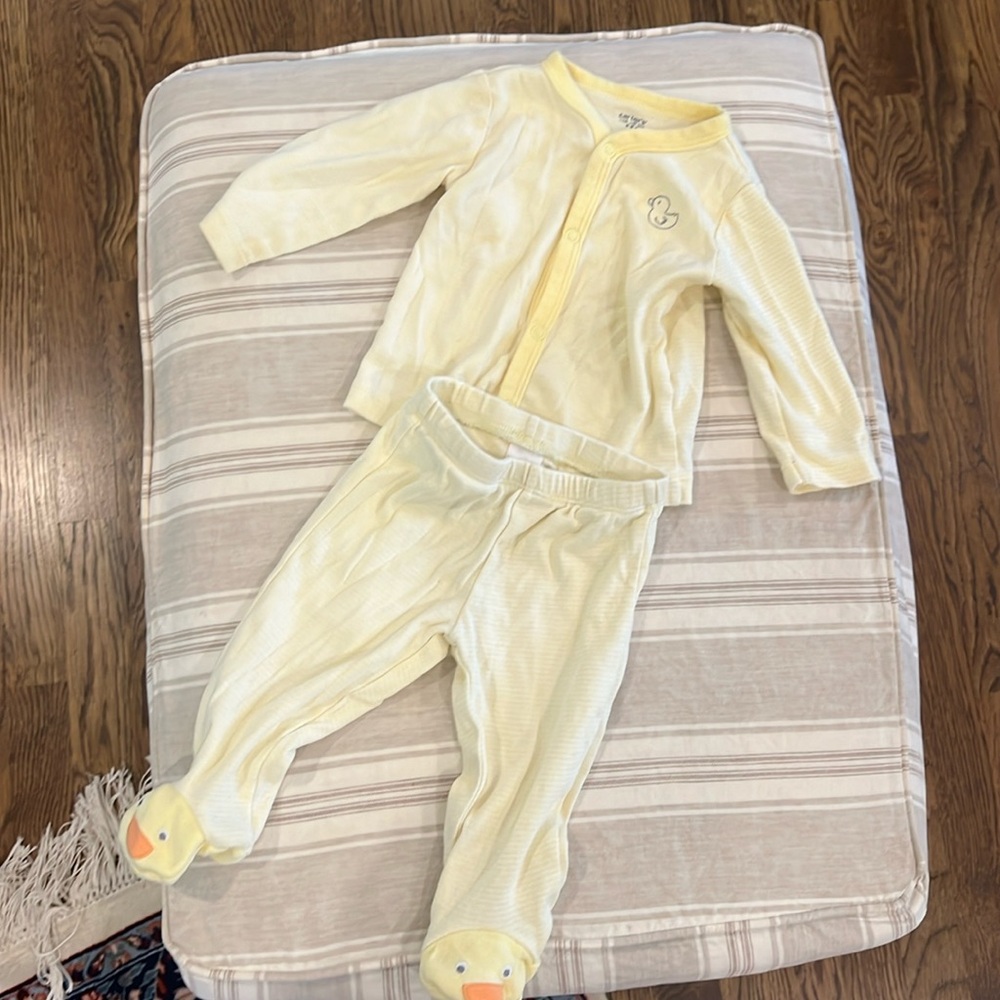Like new light, yellow duck themed, long sleeve top and pants 6 mths